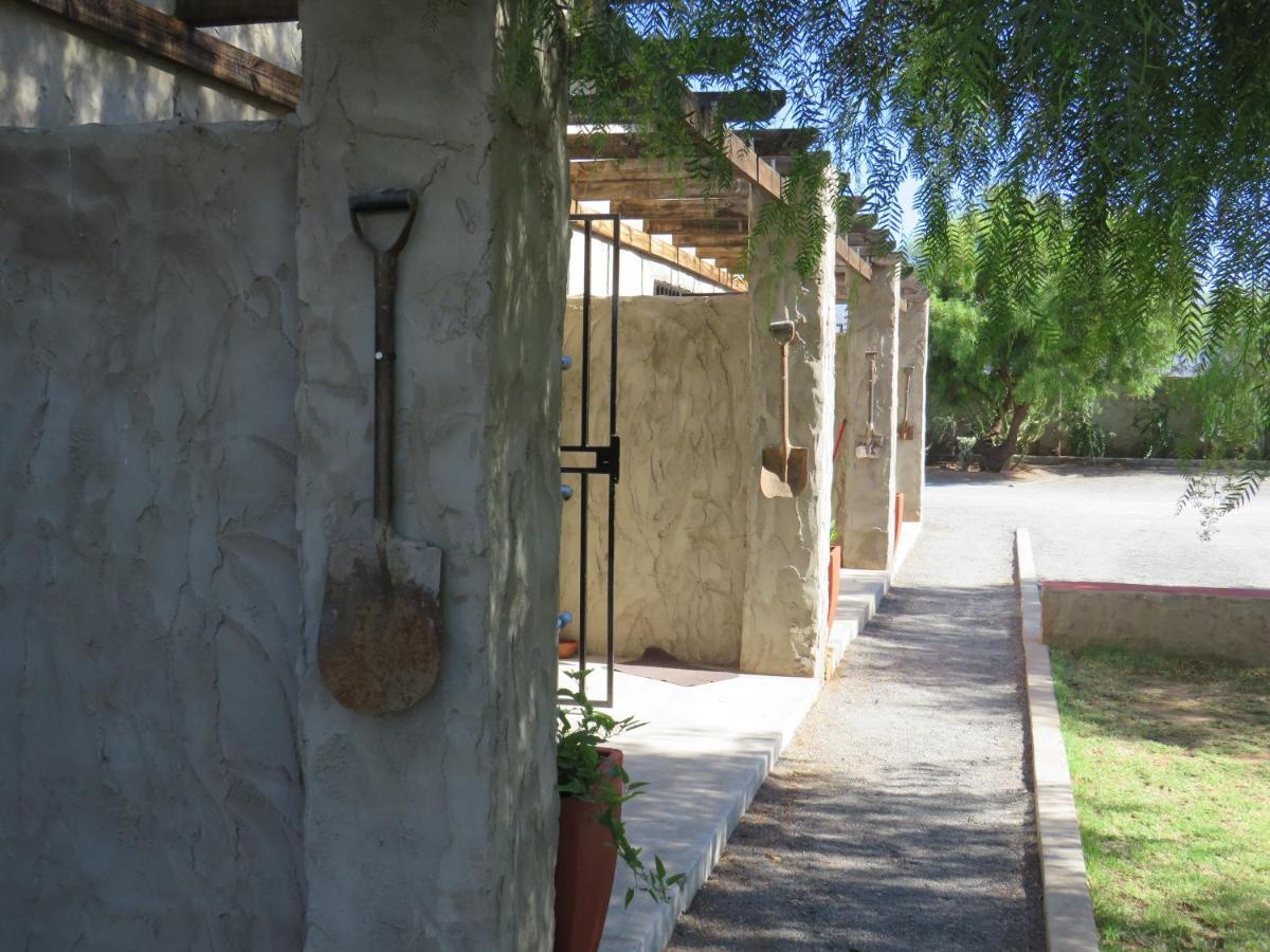 Die Windpomp Gastehuis Beaufort West Bagian luar foto