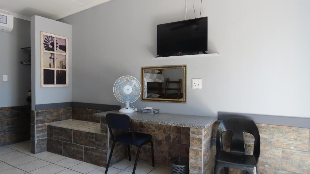 Die Windpomp Gastehuis Beaufort West Bagian luar foto
