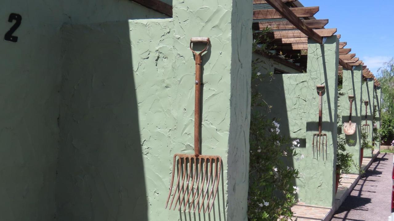 Die Windpomp Gastehuis Beaufort West Bagian luar foto
