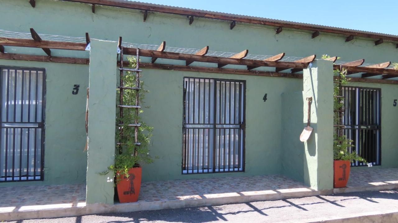 Die Windpomp Gastehuis Beaufort West Bagian luar foto