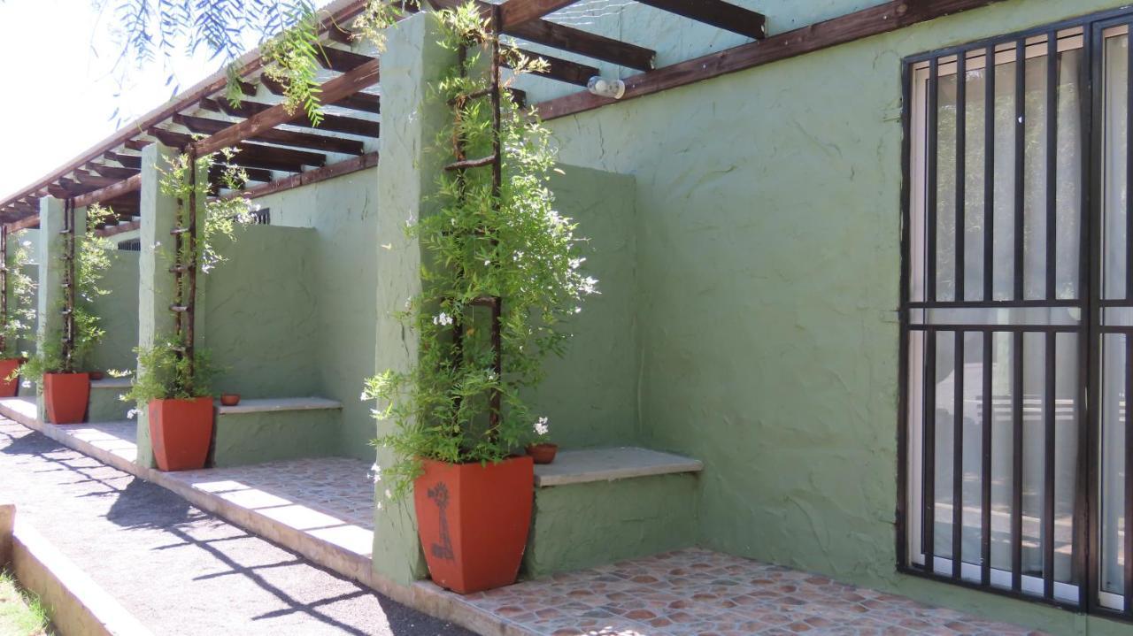 Die Windpomp Gastehuis Beaufort West Bagian luar foto